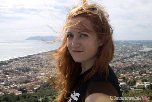 mama buna surprinsa in baie cand se masturbeaza