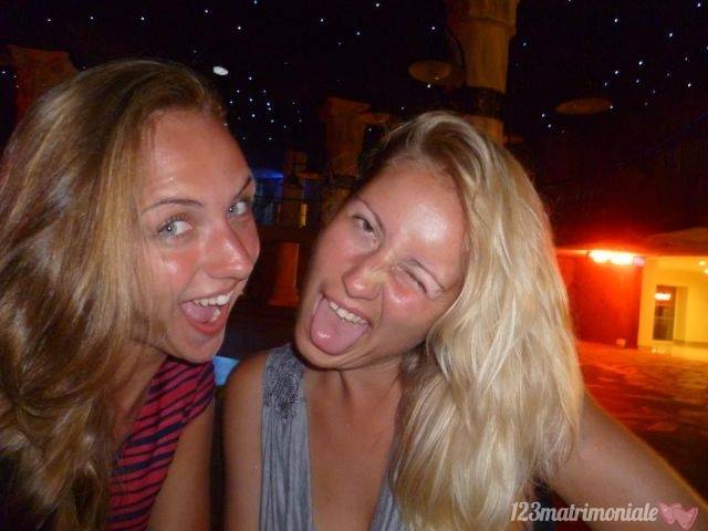 isi prinde vecina si o forteaza sa se futa