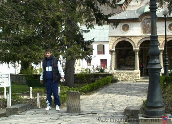 a se fute in padure cu vecinul si e prinsa de stul ei