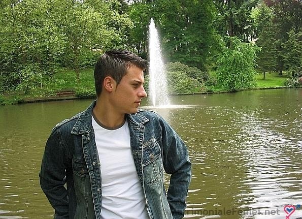 cu atata grija, a lasat varful sa treaca prin orificiu si a strans usor pentru a o umple cu putin ulei