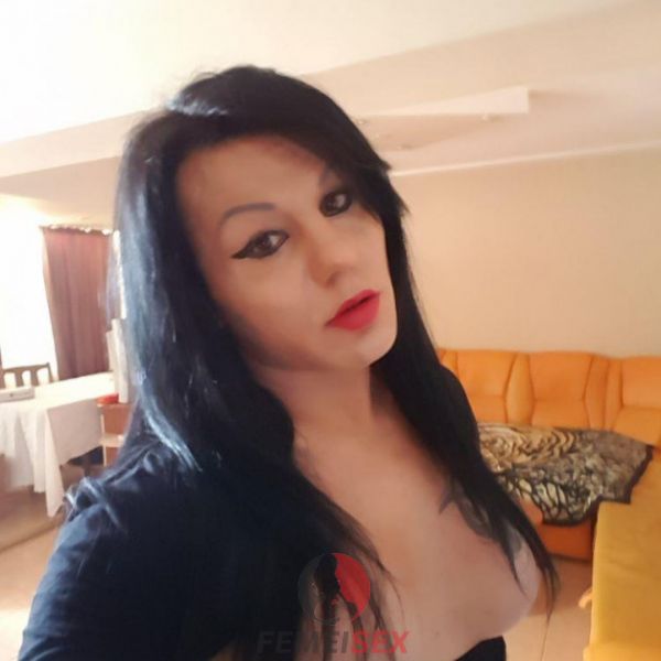 curve brunete se masturbeaza